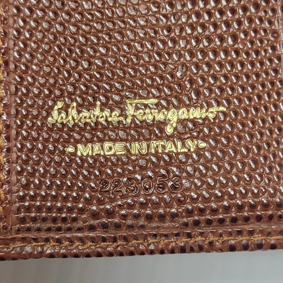 Vintage Salvatore Ferragamo brown embossed leather bifold wallet - Picture 10 of 10
